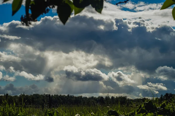 Bela natureza Paisagem rural com nuvens — Fotografia de Stock