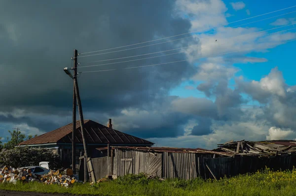 Hermosa naturaleza Paisaje rural con nubes — Foto de Stock