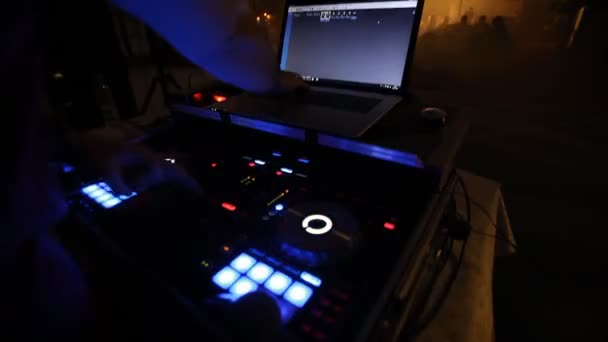 Jovem disco jockey para os discos de vinil e mixer — Vídeo de Stock