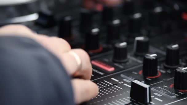 DJ reproduzir música com mixer de música — Vídeo de Stock