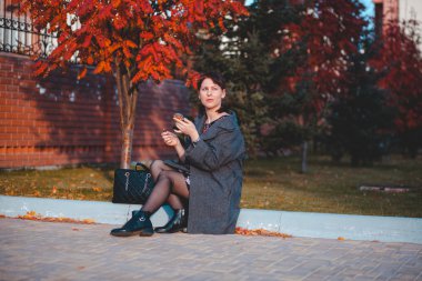 Kız güzel moda dudaklar sokakta boyalar