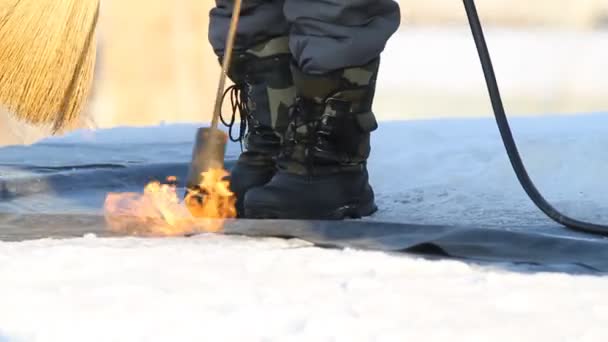 Il Costruttore nasconde la membrana EPDM del tetto. FPO PVC-P E TPO . — Video Stock