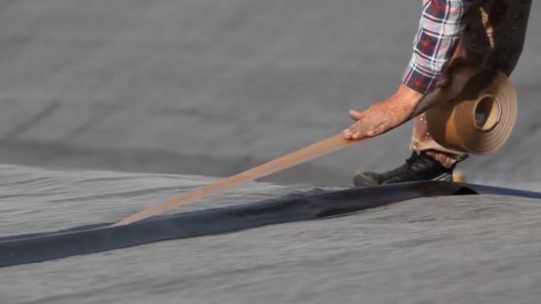 The Builder conceals the roof EPDM membrane. PVC-P AND TPO FPO — Stock Video