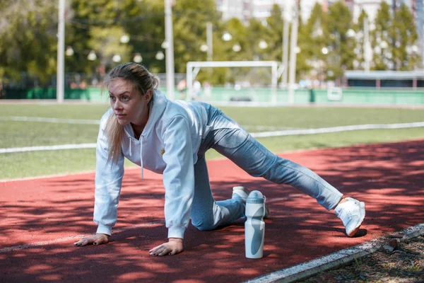 Squatting.Young güzellik kız yapmak egzersizleri Stadı nda — Stok fotoğraf