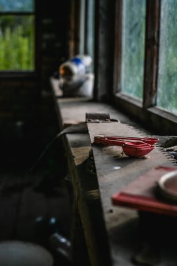 Terk edilmiş evde, çiftlik. ürpertici