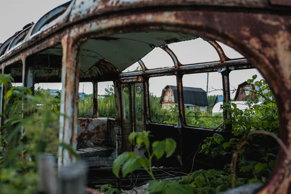 Casa abandonada, autocarro. arrepiante . — Fotografia de Stock