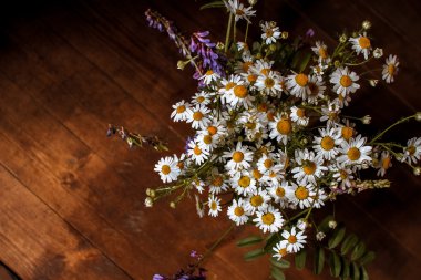 papatyalardan buket çiçek eski ahşap arka plan üzerinde