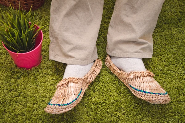 Słomiane sandały na zielonym tle — Zdjęcie stockowe