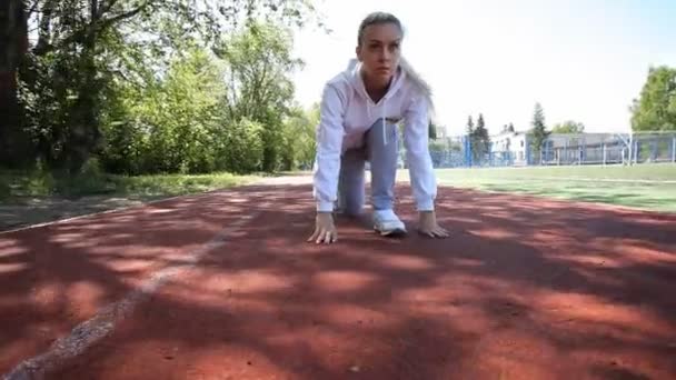 Gadis olahraga di treadmill siap untuk menjalankan stadion besar — Stok Video