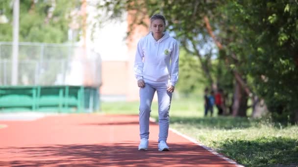 Sportlerin auf dem Laufband bereit für ein großes Stadion — Stockvideo