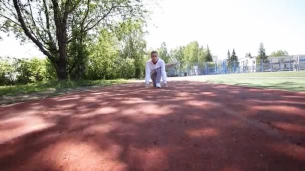 Fille de sport sur le tapis roulant prêt à courir un grand stade — Video