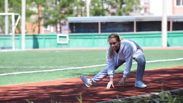 Joven belleza chica hacer ejercicios en el estadio — Vídeos de Stock