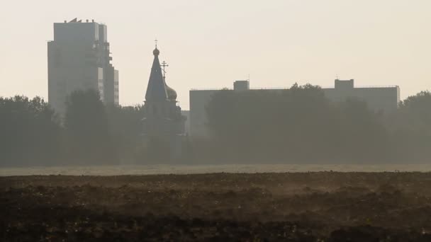 O campo arado. Vapor matutino sobre a terra.agricultura — Vídeo de Stock