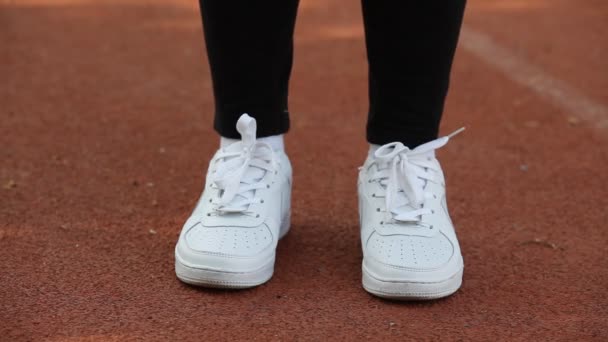 Laufsportschuhe auf Läufer. Bein- und Laufschuh-Nahaufnahme von Mann beim Joggen — Stockvideo