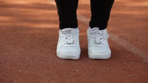 Εκτελεί τα αθλητικά παπούτσια στο runner. Πόδια και τρέξιμο παπουτσιών closeup του ανθρώπου τζόκινγκ — Αρχείο Βίντεο