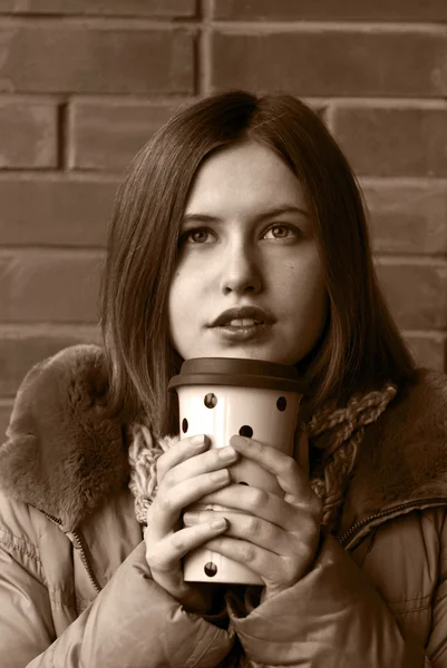 Jeune fille avec du café . — Photo