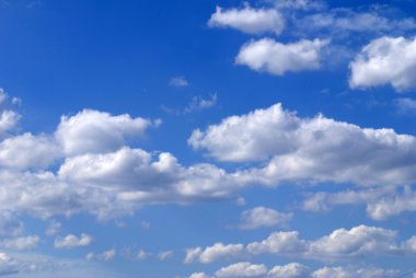 Yaz mavi gökyüzü.