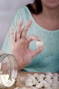 Ev yapımı mantı pişirme.