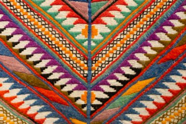 Ukrayna, Kiev 15 Kasım 2019. Ivan Honchar Müzesi 'nde nakışlı Ukrayna gömlekleri ve havluları sergileniyor. Eski ulusal havlu ve halı desenleri.