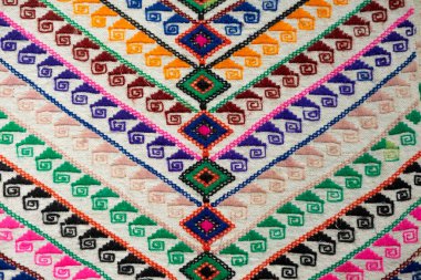 Ukrayna, Kiev 15 Kasım 2019. Ivan Honchar Müzesi 'nde nakışlı Ukrayna gömlekleri ve havluları sergileniyor. Eski ulusal havlu ve halı desenleri.