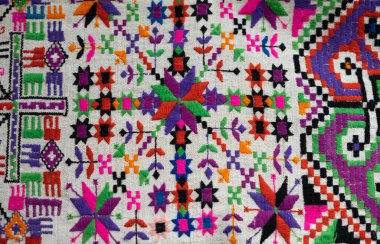 Ukrayna, Kiev 15 Kasım 2019. Ivan Honchar Müzesi 'nde nakışlı Ukrayna gömlekleri ve havluları sergileniyor. Eski ulusal havlu ve halı desenleri.