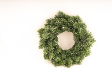 Beyaz bir izolasyonda dekorasyonsuz yapay bir ağaçtan yeşil Noel çelengi..