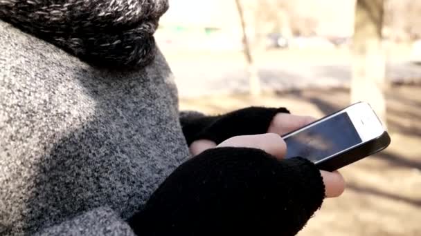 Smartphone dans les mains de la femme — Video