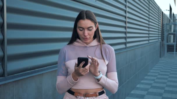 Portrait d'une femme heureuse excitée criant oui réagissant à gagner ou à accomplir quelque chose. Concept de réussite 4k — Video