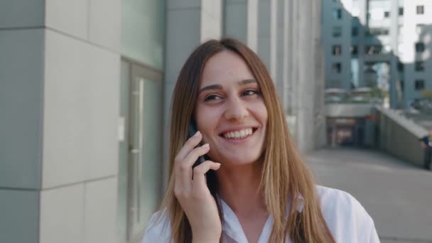 Χαμογελώντας επαγγελματική γυναίκα μιλάει στο έξυπνο τηλέφωνο. Κοντινό πλάνο πλήρους περιστροφής 360 μοιρών. Λήψη ανίχνευσης — Αρχείο Βίντεο