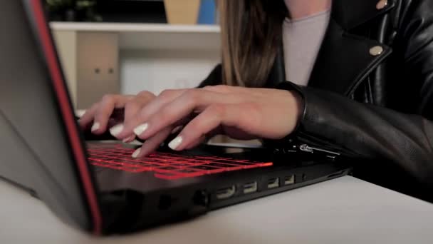 Mani Donna hacker Hacking sistema di sicurezza su un potente computer portatile a casa di notte 4k — Video Stock