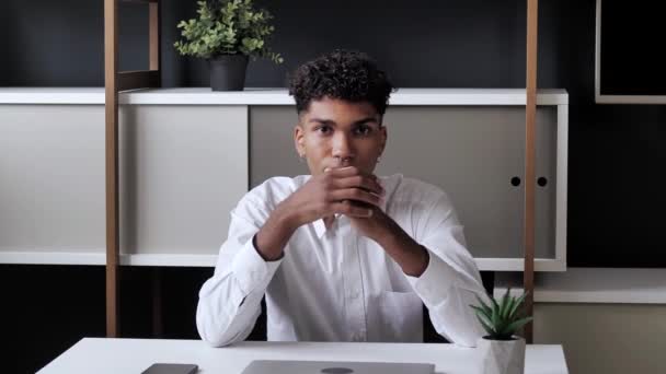 Giovane studente afro uomo Ridurre il dolore con auto massaggio del polso su sfondo interno moderno 4k — Video Stock