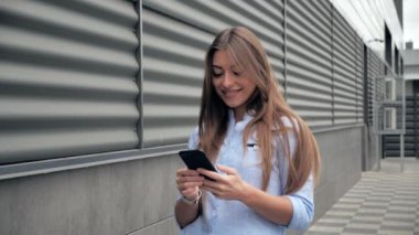 Telefon mesajı, 4K numaralı otoparkın yanındaki mutlu genç bayan.