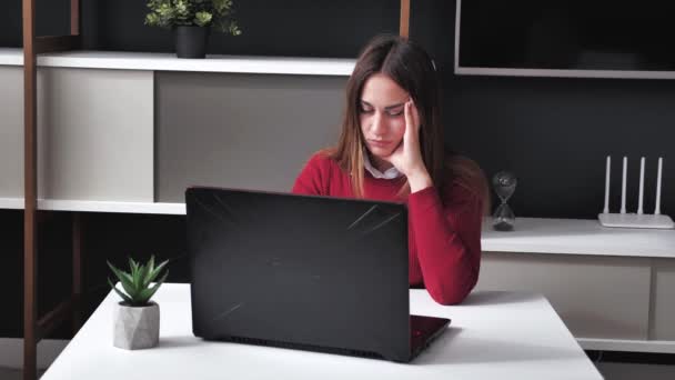 Empreendedora empresária sério focado digitação no laptop fazendo pesquisa. Jovem profissional do sexo feminino usando computador sentado em casa mesa de escritório. 4k — Vídeo de Stock