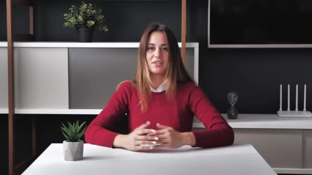 Um vídeo POV de uma mulher pendurada on-line em um bate-papo de vídeo em casa moderno escritório fundo 4k — Vídeo de Stock