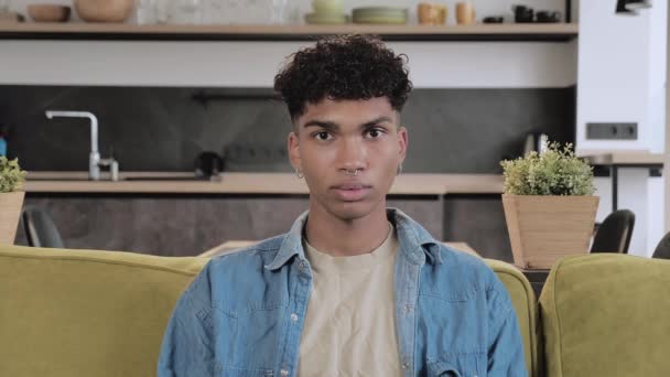 Zwarte jongeman met een doorboorde neus. Moderne jongeman 4k — Stockvideo