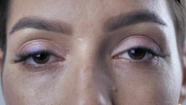 Close-up portret van jonge mooie blanke vrouw gezicht met mooie bruine ogen bedachtzaam kijken naar camera 4k — Stockvideo