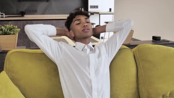 Ruhige junge Afroamerikaner in weißem Hemd mit gesundem Mittagsschlaf dösen entspannt auf der Couch mit geschlossenen Augen hinter dem Kopf, friedliche Kerl entspannen Atmung frische Luft lehnen auf gemütlichen Sofa zu Hause — Stockvideo