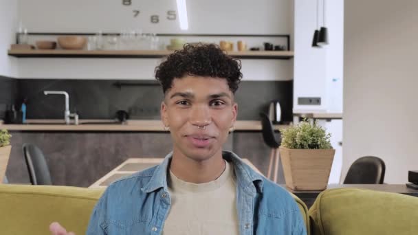 Felice giovane intelligente nero blogger uomo con camicia bianca riprese nuovo video vlog a casa slow motion. — Video Stock