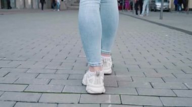 Dikiz ayağında kadın bacakları var. Karşıdan karşıya geçiyor. 4k