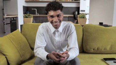 Genç afro öğrenci kamerayla konuşuyor konferans görüşmesi yapıyor. Kendine güvenen öğretmen, iş başvurusu yapan kişi uzaktan görüşme için görüntülü konuşma yapıyor. Video konferansı ile erkek profesyonel iletişim