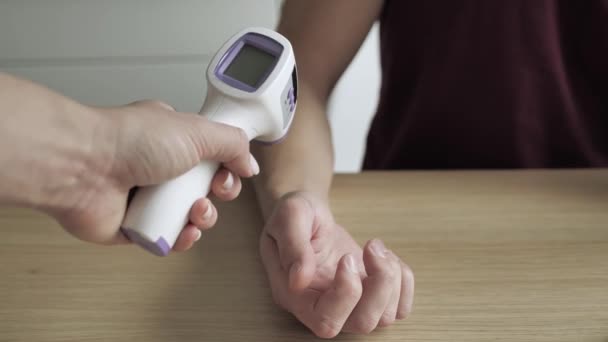 Temassız kızılötesi termometreyle posta elinin sıcaklığını ölçüyorum. Tıp, sağlık hizmeti kavramı. — Stok video