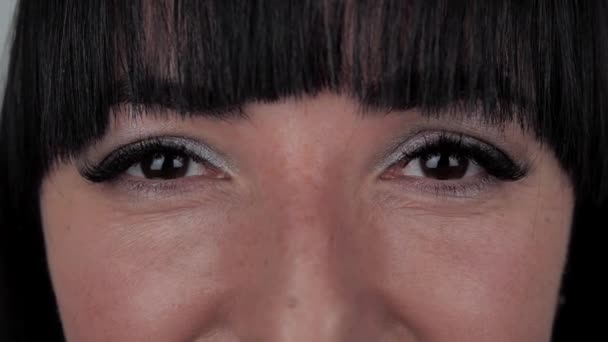Portret de închidere a feței feminine caucaziene atractive pentru adulți, cu ochi care privesc camera Vision. Conceptul de oftalmologie. 4k, close-up, slow motion — Videoclip de stoc