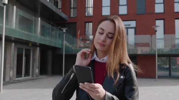 Jonge vrouw gebruik telefoon gelukkig voelen bij zonlicht vlogger influencer opmerkingen voor sociale media. Draaien rond een vrouw — Stockvideo