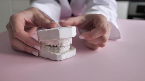 Penutup ekstrim dari gips gigi di atas meja — Stok Video