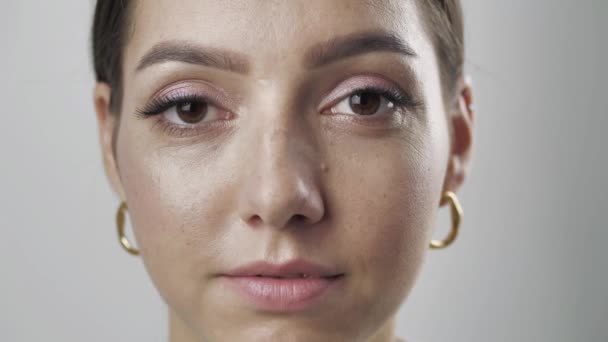 Close-up retrato de boa aparência senhora feliz mulher sorrindo no fundo branco olhando para a câmera. Conceito de pessoas e emoções modernas. — Vídeo de Stock