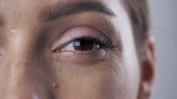 Makro: brunett kvinnor Eye närbild känsla 4k — Stockvideo