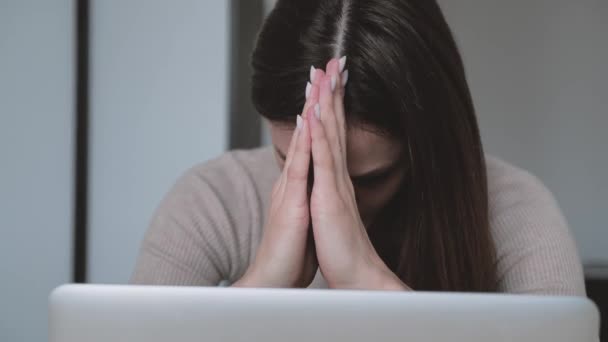Kvinnlig huvudvärk dödar. Huvudet sköt närbild stressad ung kvinna tittar skärmen av laptop tänka på korrespondens. Frustrerad kvinna som känner sig en förlorare på hemmakontoret. Problem i arbetet — Stockvideo