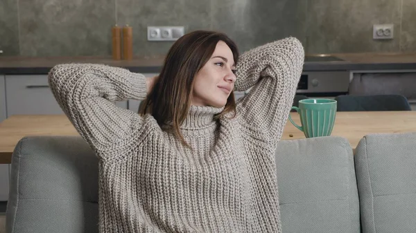 Sakin genç bir kadın sağlıklı bir uyku çekiyor. Kanepede uyuyor. Gözleri kapalı, gözleri kapalı, huzurlu bir kız uyuyor.