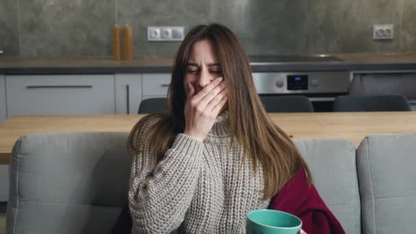 Mujer aburrida cansada bosteza sobre fondo interior moderno — Vídeo de stock