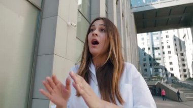 Şaşırmış kadın, vay canına diyor. Tam 360 derecelik dönüş açısı. İzleme Yayı 4k